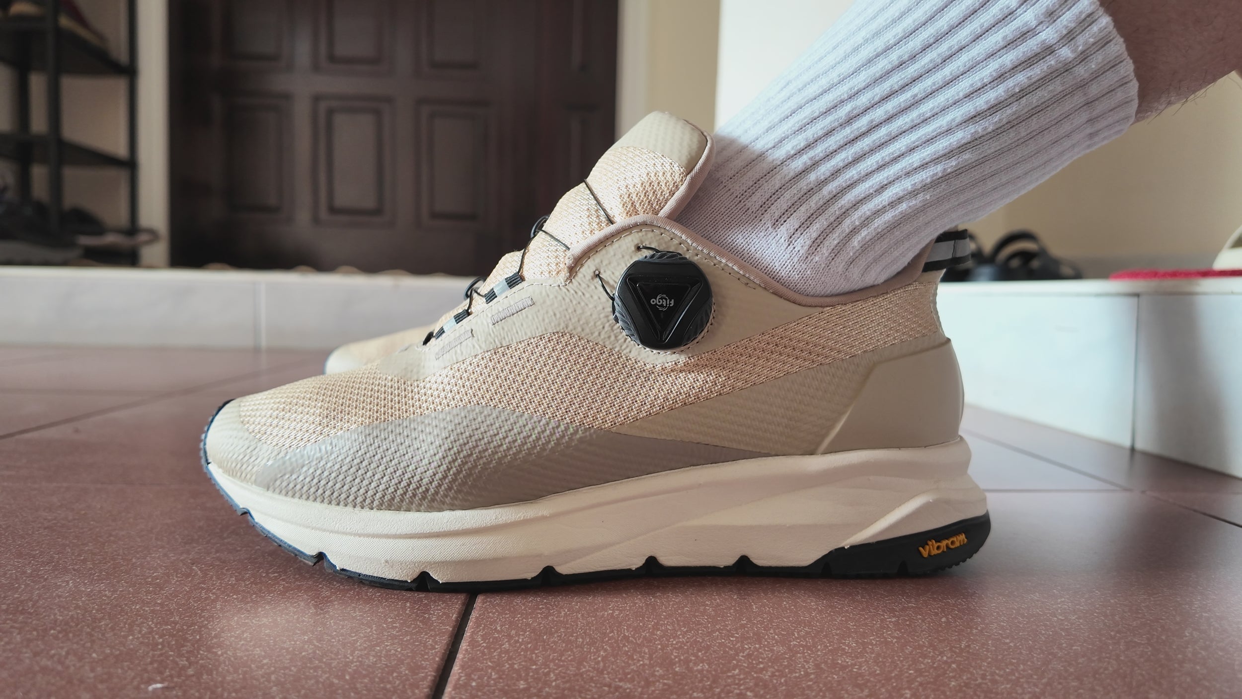 laceless tightening system on AMAYAS everyday shoe